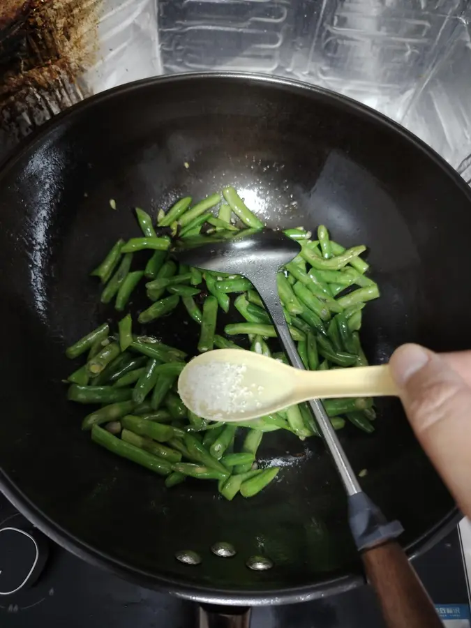 Detailed version of fried pork belly with green beans step 0