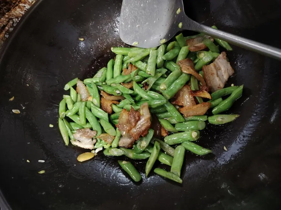 Detailed version of fried pork belly with green beans step 0