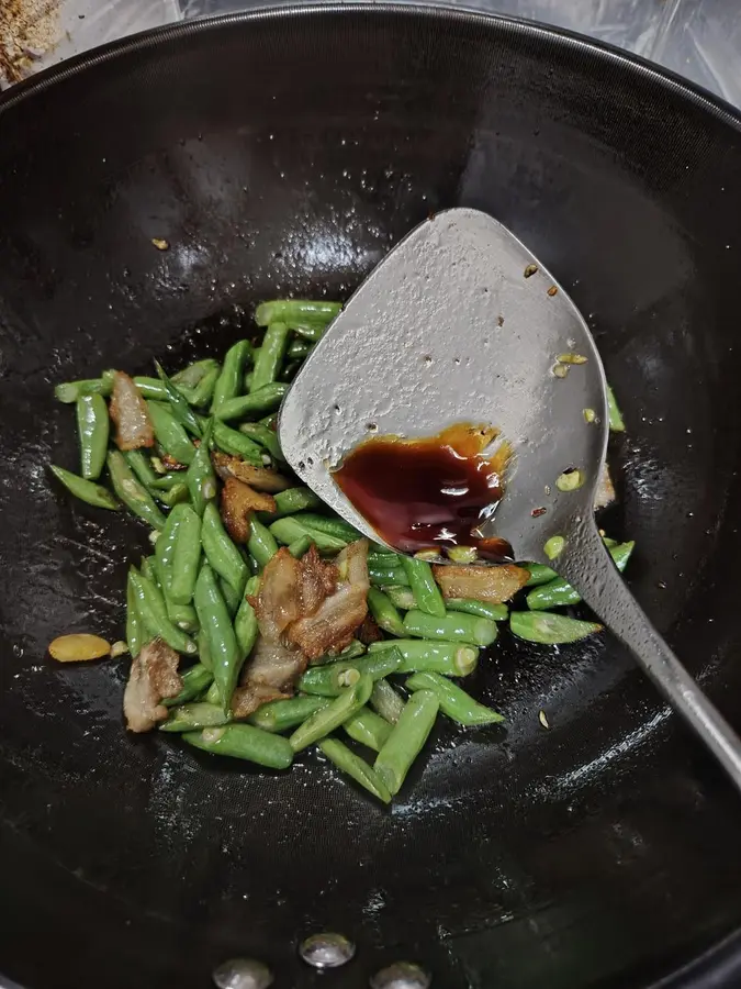 Detailed version of fried pork belly with green beans step 0