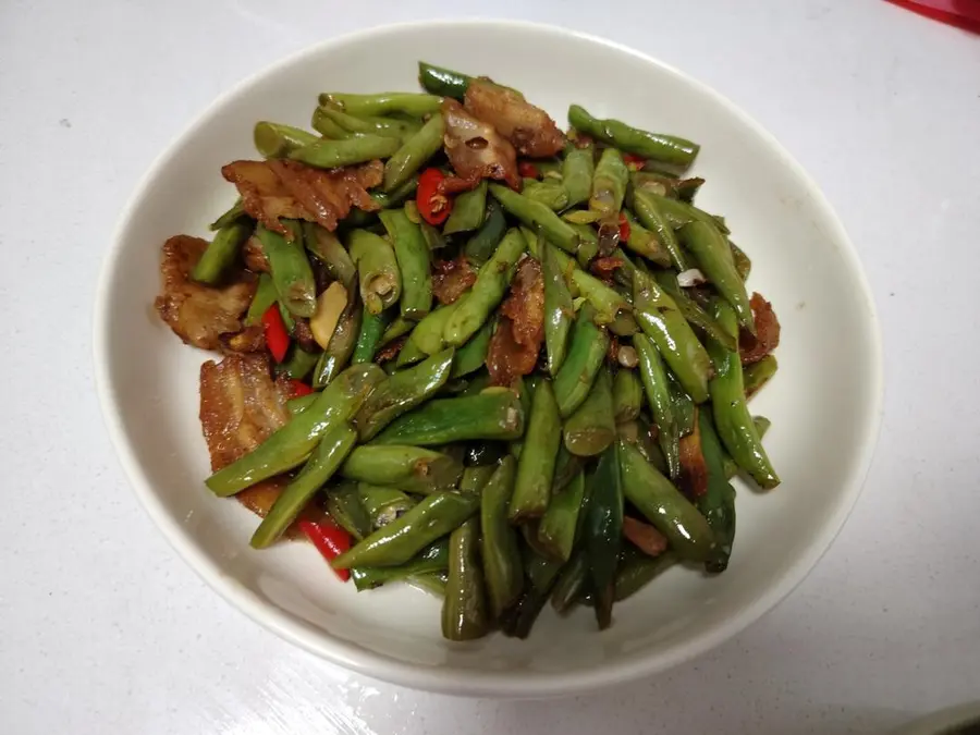 Detailed version of fried pork belly with green beans