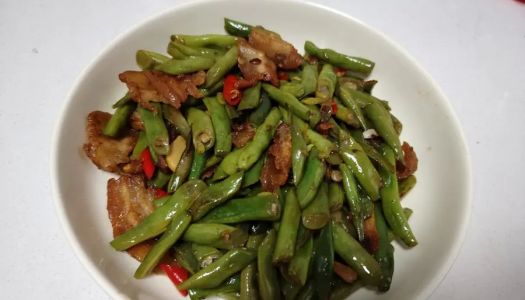 Detailed version of fried pork belly with green beans