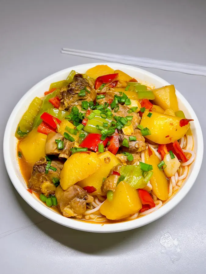 Yellow braised chicken noodles