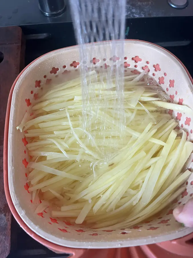 Hot and sour shredded potatoes (super rice) step 0