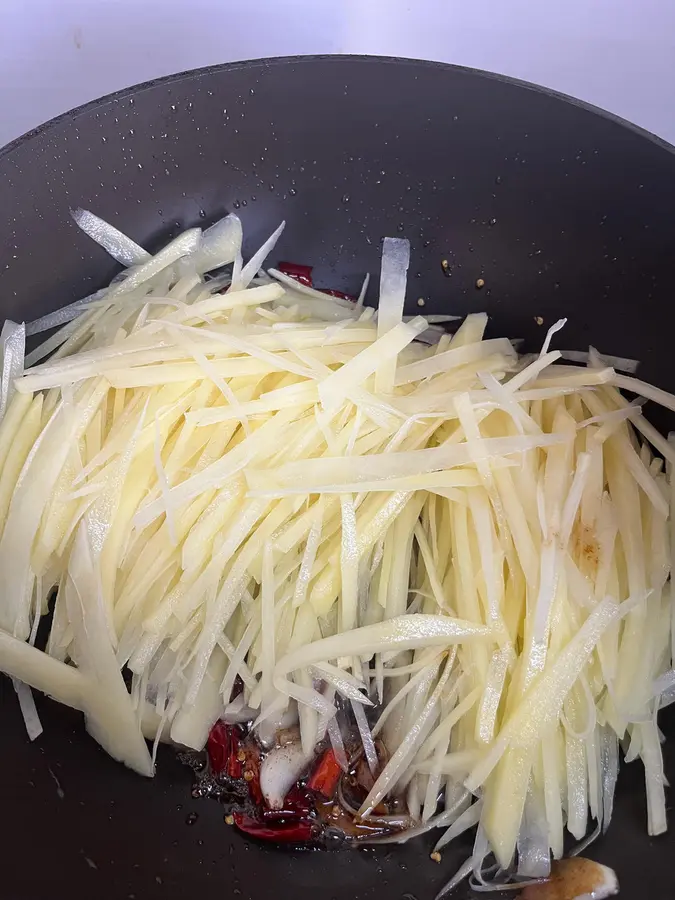 Hot and sour shredded potatoes (super rice) step 0