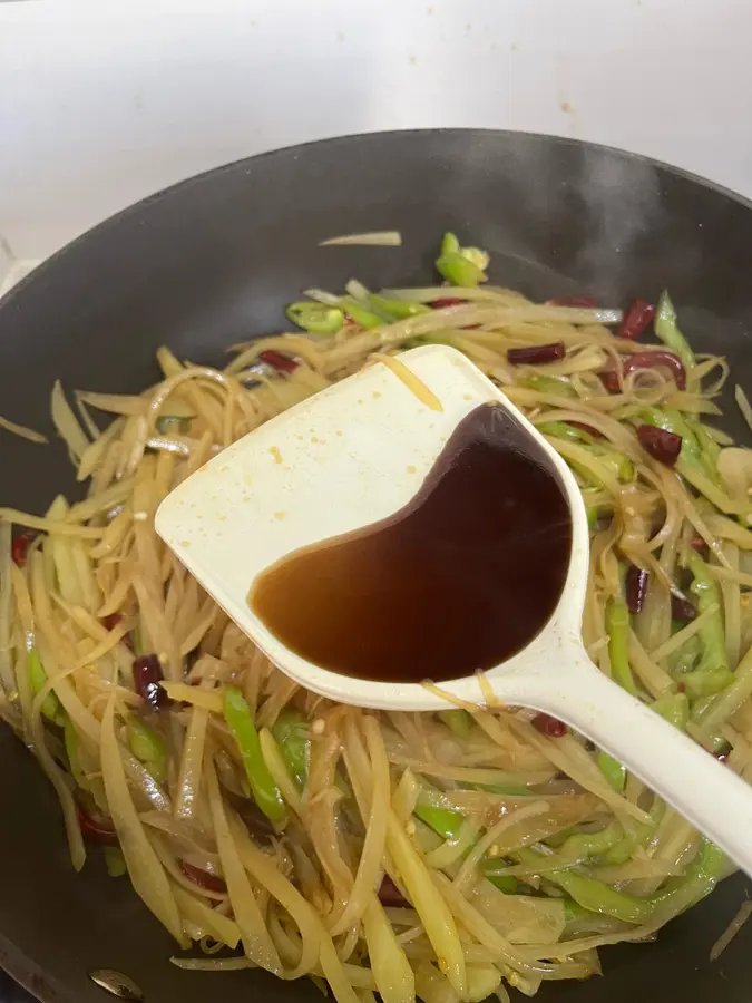 Hot and sour shredded potatoes (super rice) step 0