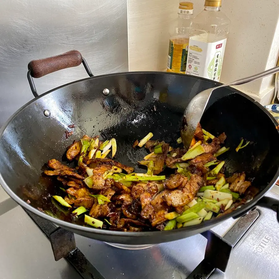 The next dish that makes the rice unconsciously bottomed out - stir-fried meat with garlic sprouts step 0