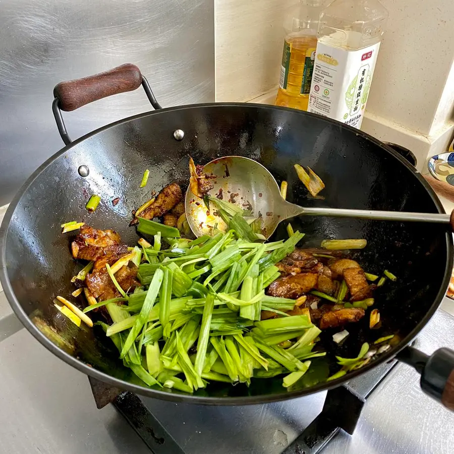 The next dish that makes the rice unconsciously bottomed out - stir-fried meat with garlic sprouts step 0