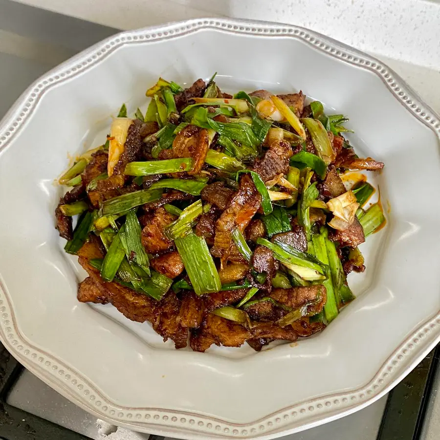 The next dish that makes the rice unconsciously bottomed out - stir-fried meat with garlic sprouts step 0