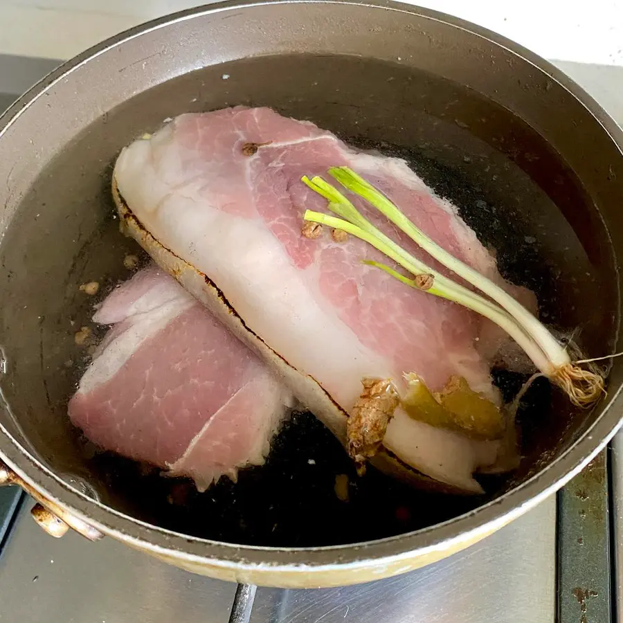 The next dish that makes the rice unconsciously bottomed out - stir-fried meat with garlic sprouts step 0