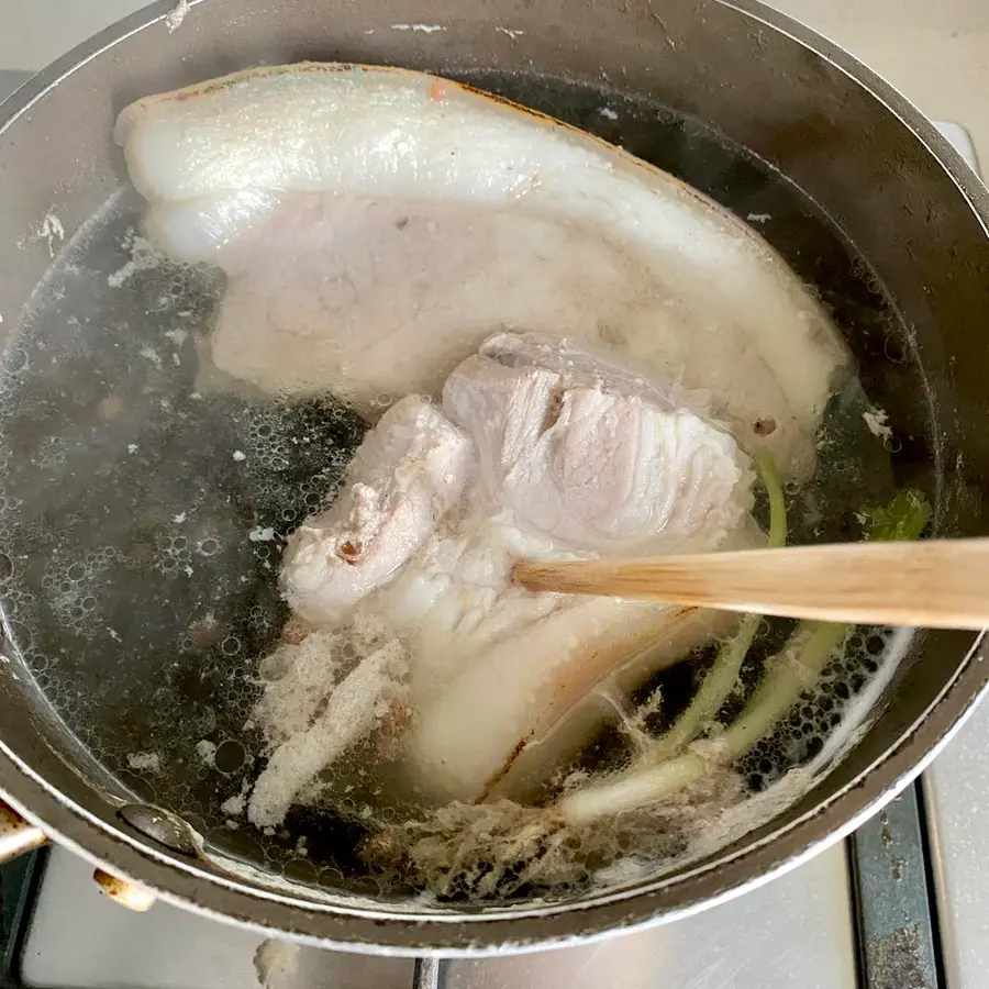 The next dish that makes the rice unconsciously bottomed out - stir-fried meat with garlic sprouts step 0