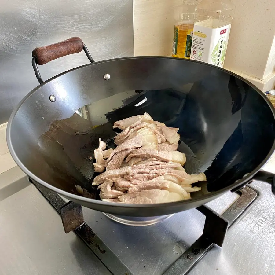 The next dish that makes the rice unconsciously bottomed out - stir-fried meat with garlic sprouts step 0