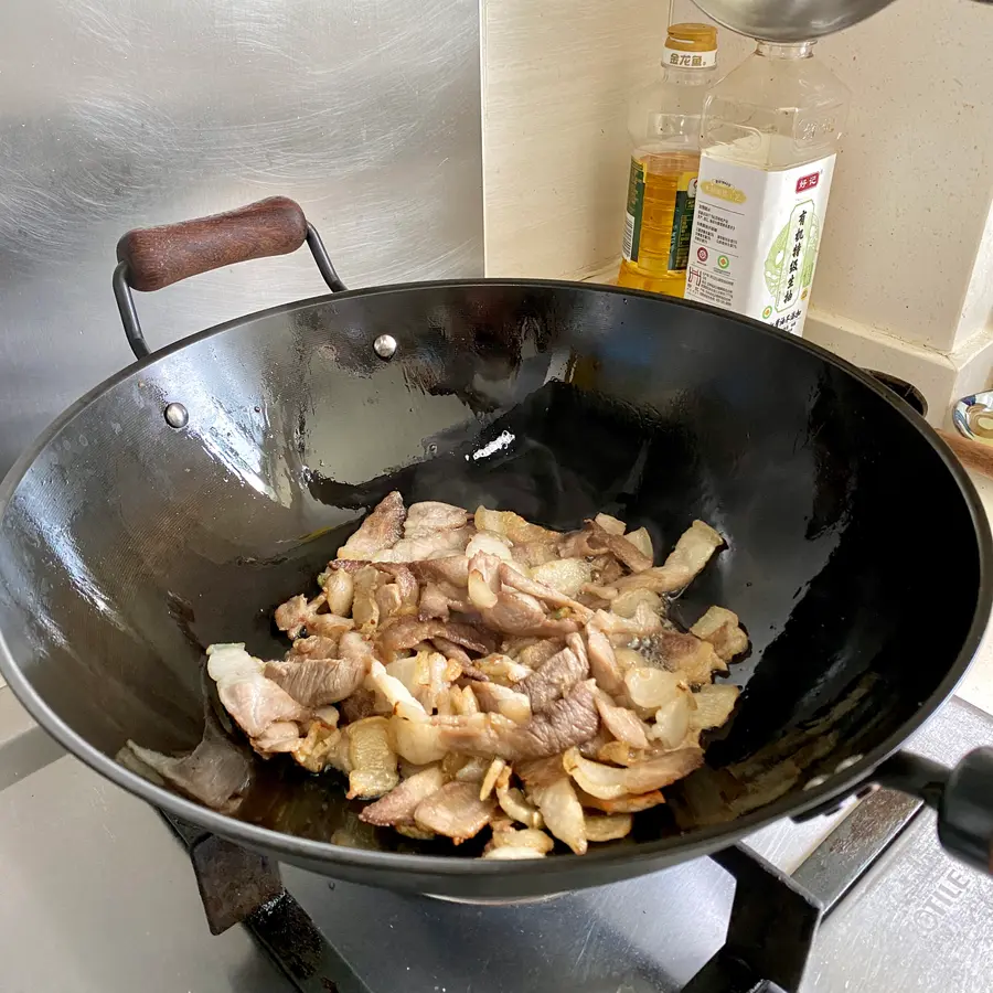 The next dish that makes the rice unconsciously bottomed out - stir-fried meat with garlic sprouts step 0