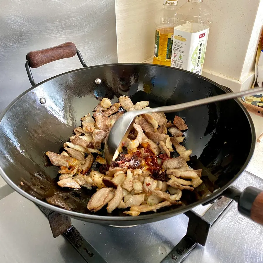 The next dish that makes the rice unconsciously bottomed out - stir-fried meat with garlic sprouts step 0