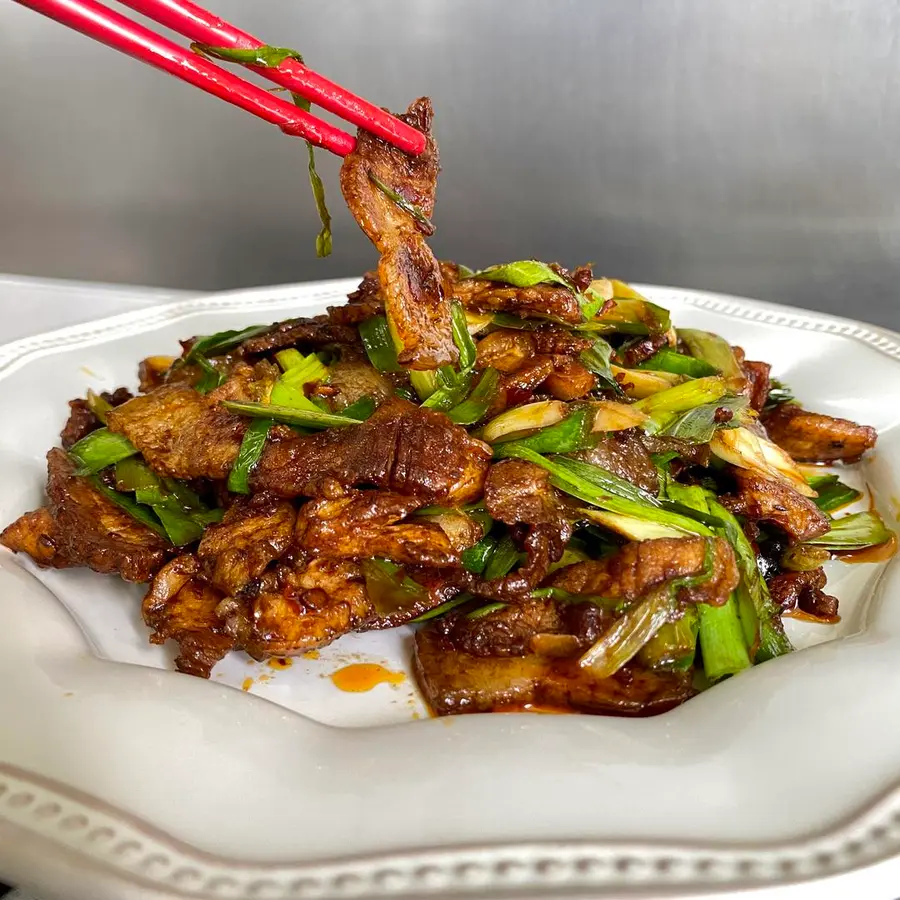 The next dish that makes the rice unconsciously bottomed out - stir-fried meat with garlic sprouts