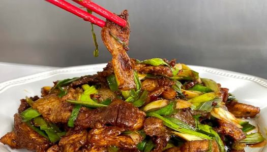 The next dish that makes the rice unconsciously bottomed out - stir-fried meat with garlic sprouts