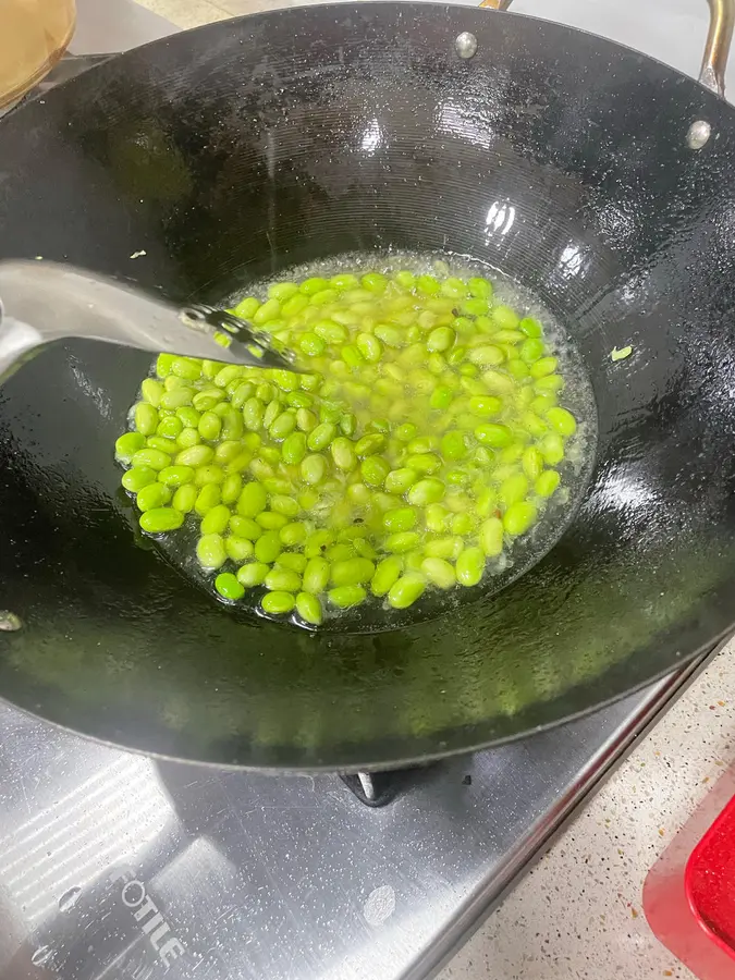 Side dish / Stir-fried edamame with pickled cabbage (red in the snow) step 0