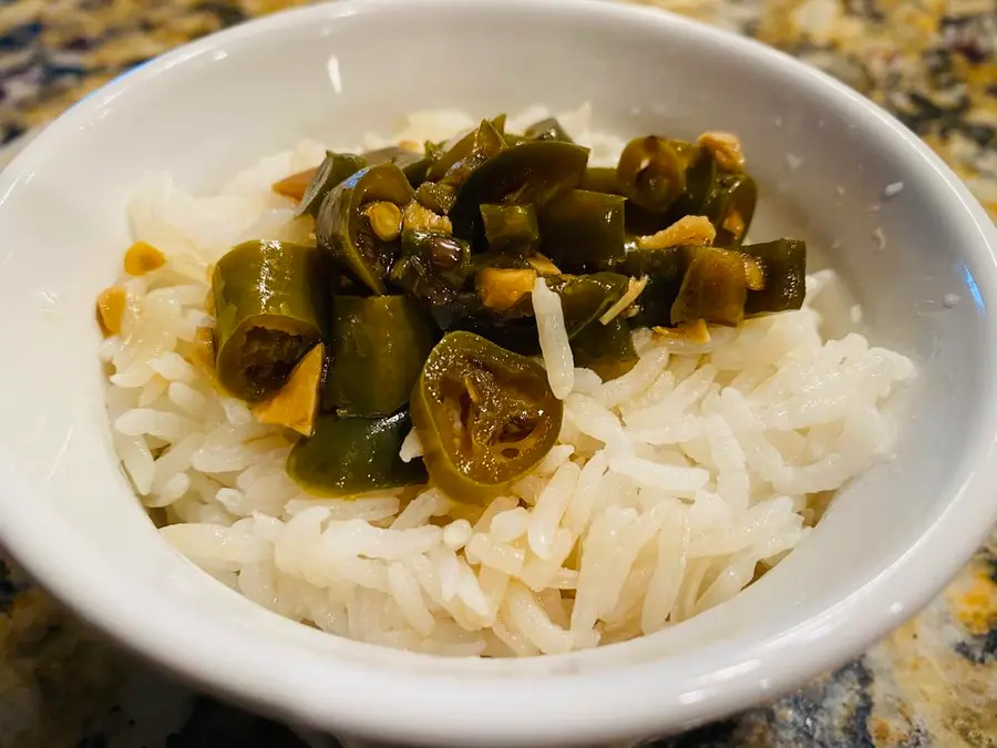 Soy sauce chili rings have made us all dry rice people step 0