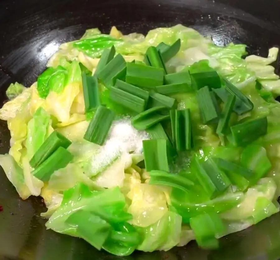 Sauce-flavored dry pot shredded cabbage step 0