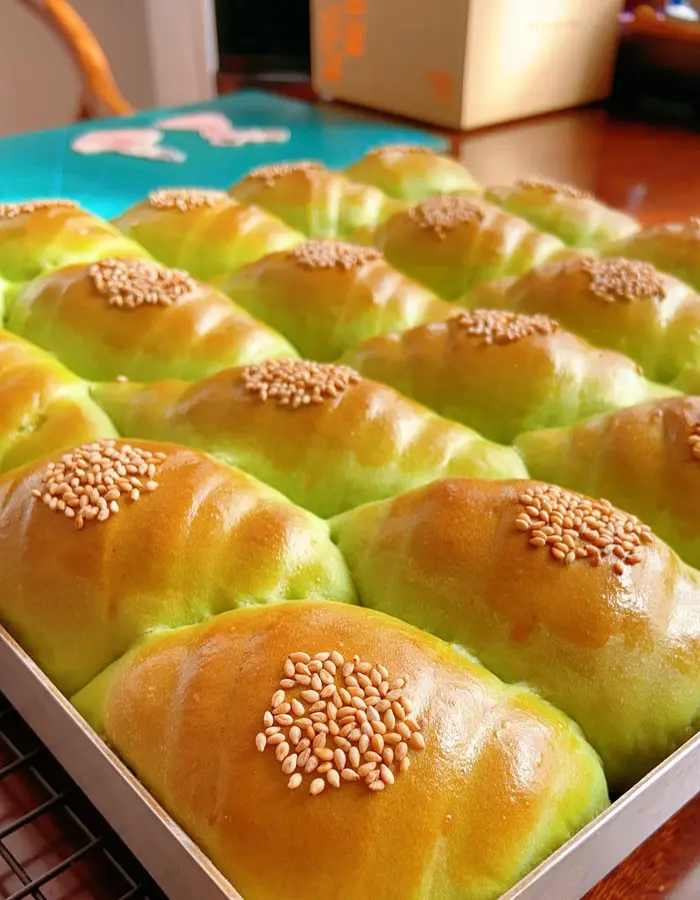 Pistachio sauce buns