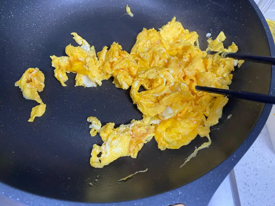 Scrambled eggs with chrysanthemum sauce step 0