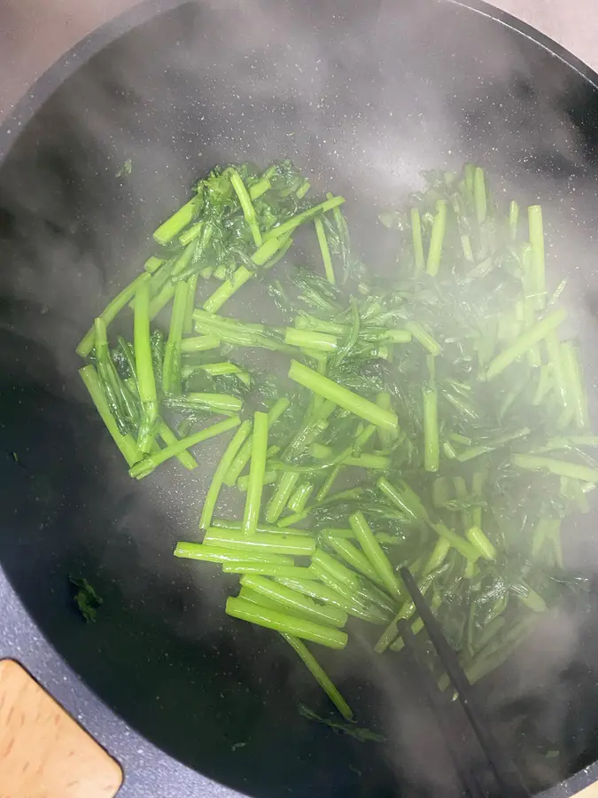 Scrambled eggs with chrysanthemum sauce step 0