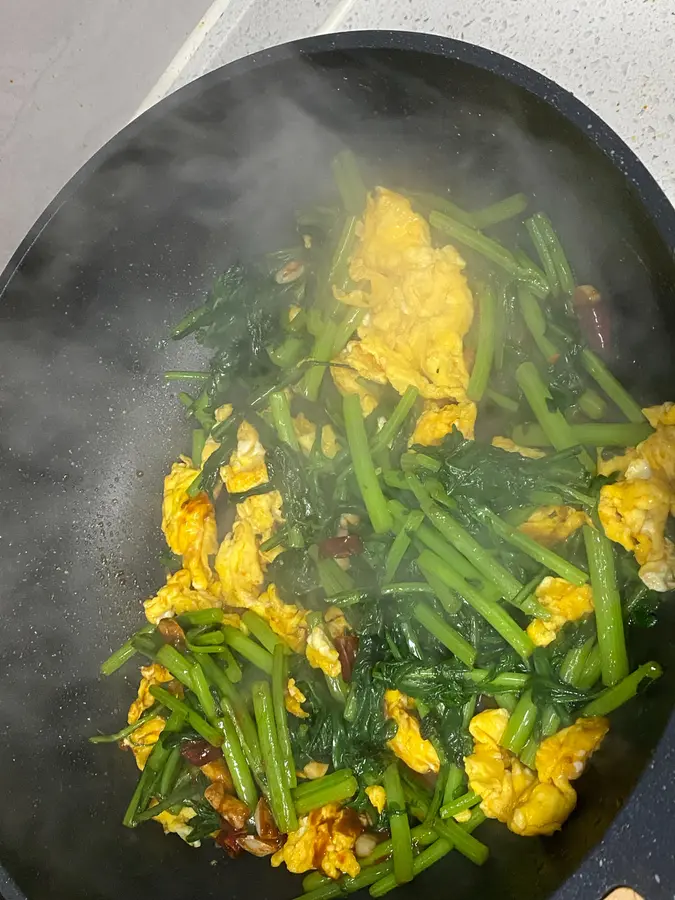 Scrambled eggs with chrysanthemum sauce step 0