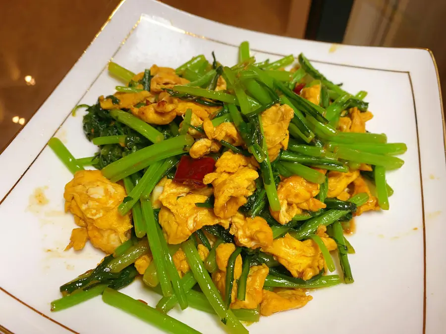 Scrambled eggs with chrysanthemum sauce step 0