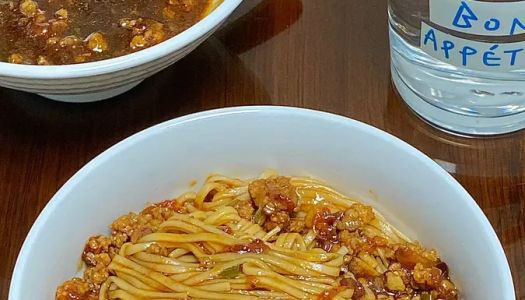 Tomato and minced meat sauce noodles