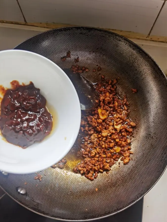 Delicious and simple cowpea sauce meat bun filling step 0