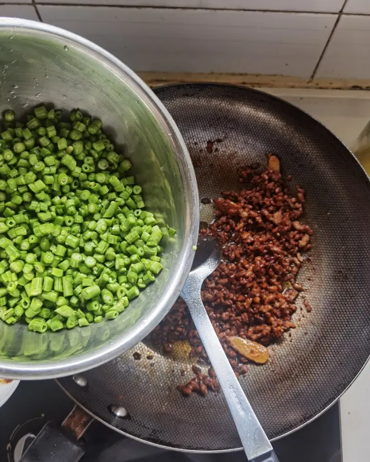 Delicious and simple cowpea sauce meat bun filling step 0