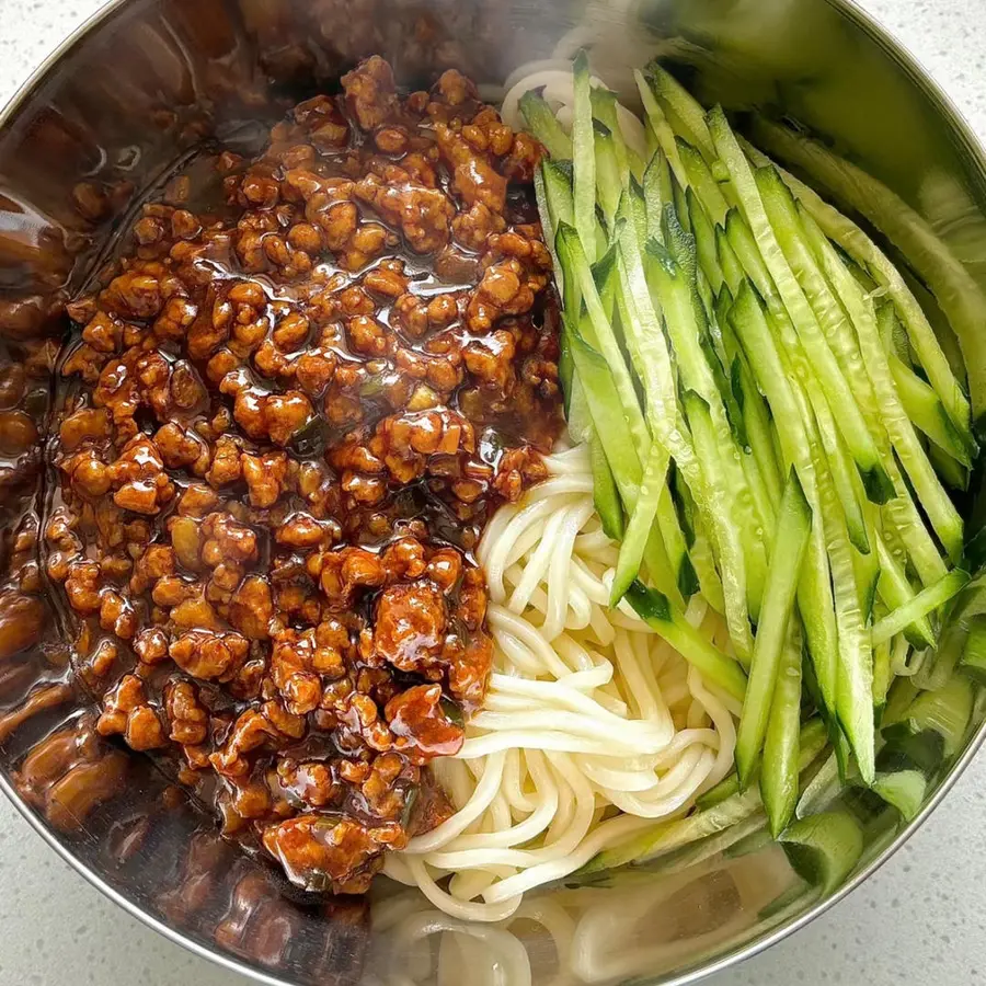 Home-style noodles ~ super simple and delicious fried noodles  with meat sauce step 0