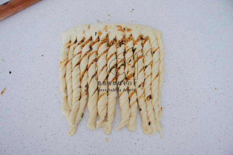 Simple and beautiful plastic surgery|Salted egg yolk and meat floss bread with flowing heart sauce step 0