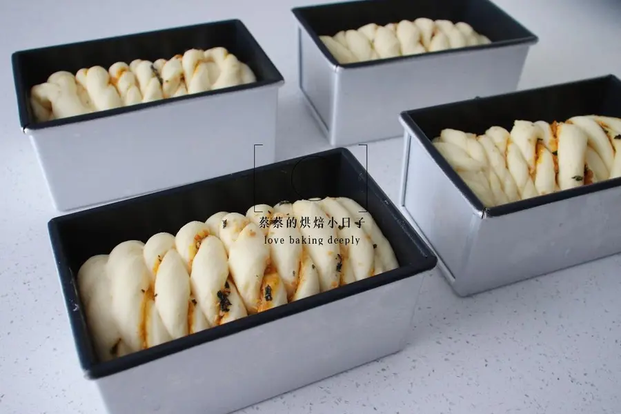 Simple and beautiful plastic surgery|Salted egg yolk and meat floss bread with flowing heart sauce step 0