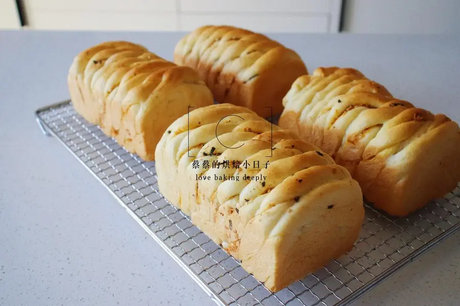 Simple and beautiful plastic surgery|Salted egg yolk and meat floss bread with flowing heart sauce step 0