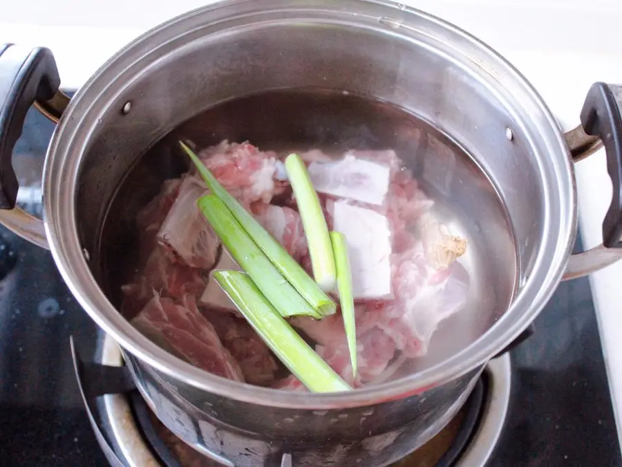 Braised pork ribs in sauce step 0