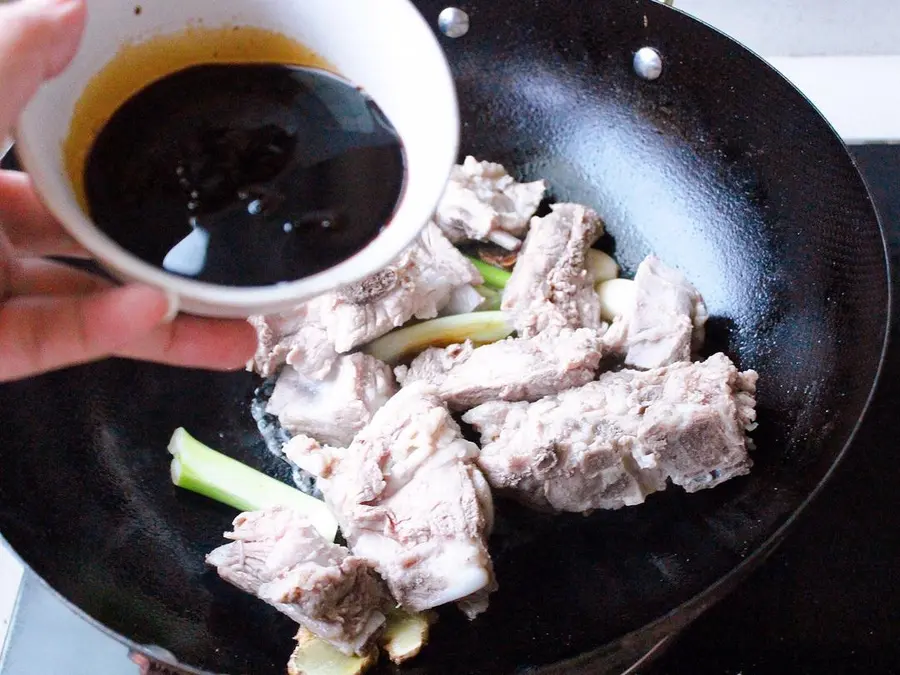 Braised pork ribs in sauce step 0