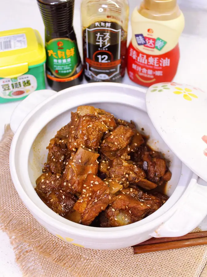 Braised pork ribs in sauce