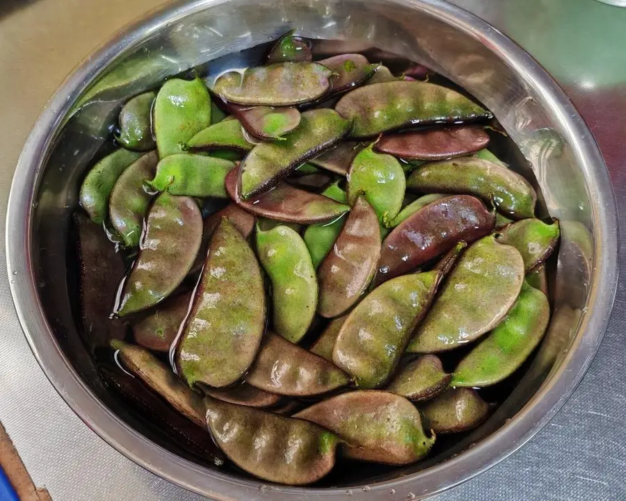 Braised lentils in old Shanghai sauce step 0