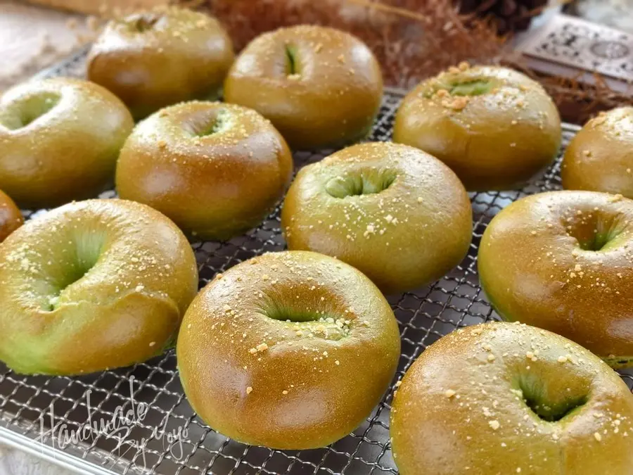 Exaggerated pistachio sauce cheese bagels â—ï¸ step 0