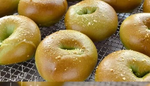 Exaggerated pistachio sauce cheese bagels ❗️