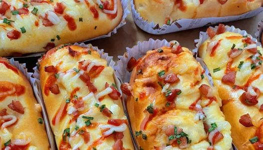 Super delicious chives grilled sausage and meat floss salad dressing bread