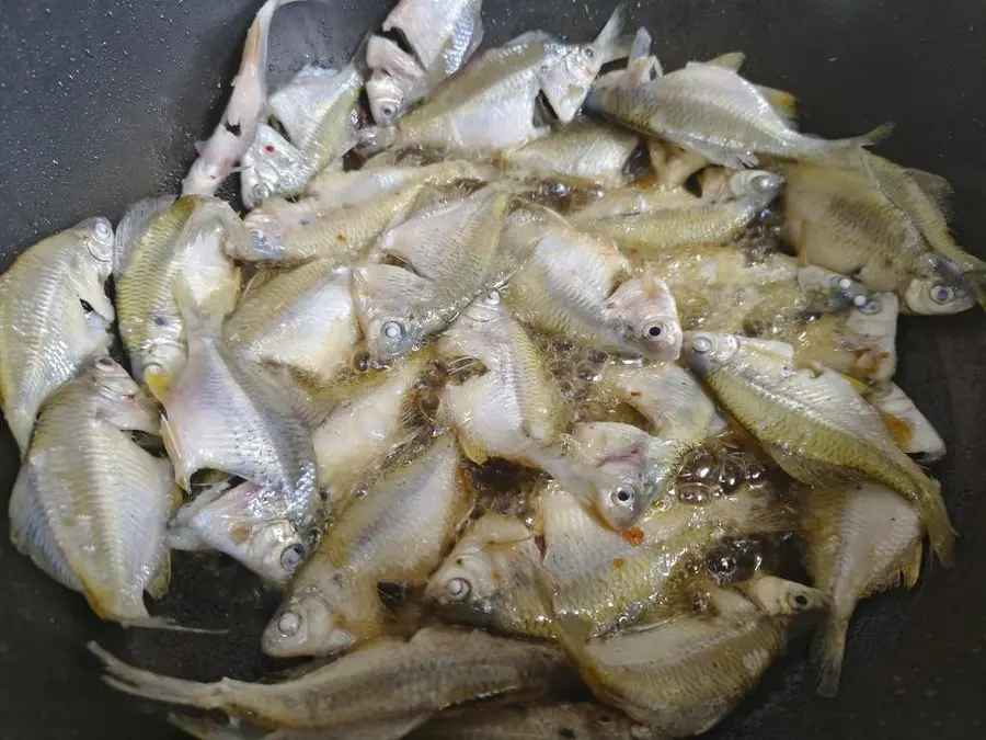 Clay fish pot with soil sauce step 0