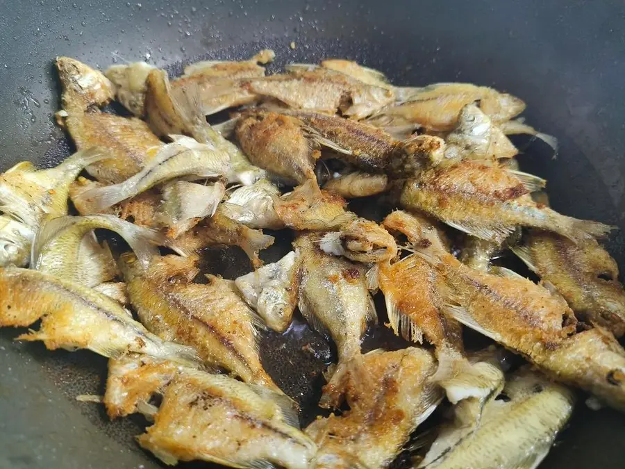 Clay fish pot with soil sauce step 0