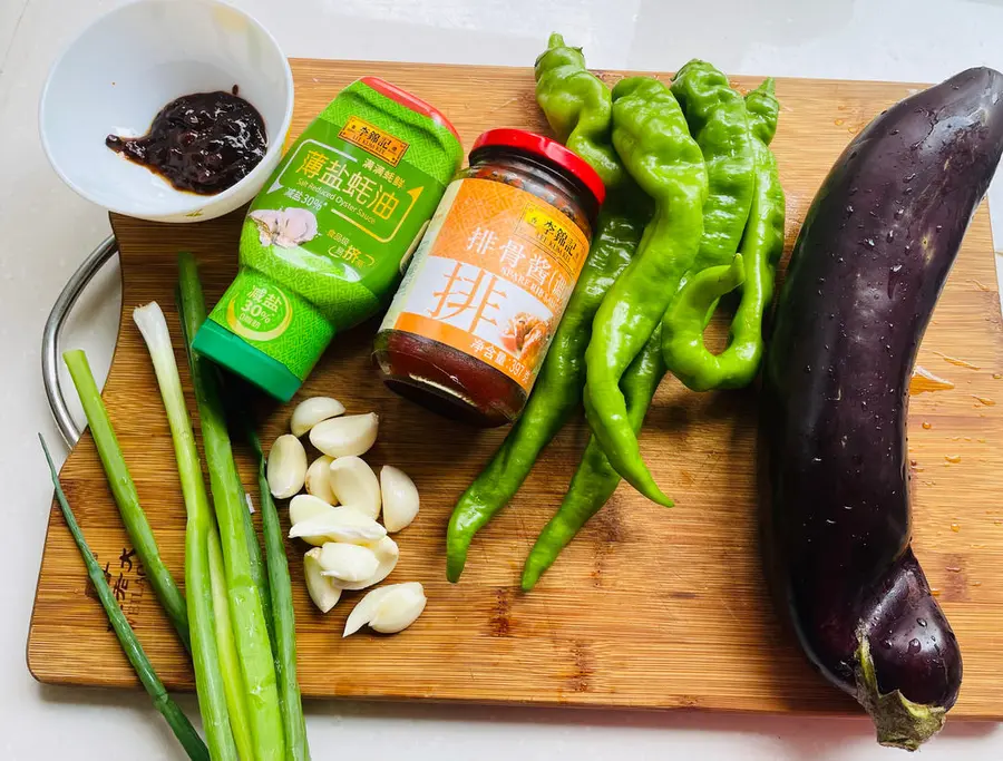 Grilled eggplant and chili peppers in sauce, bibimbap is delicious! step 0