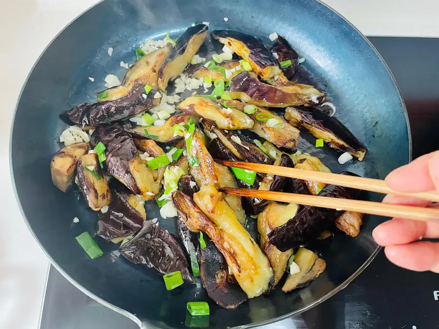 Grilled eggplant and chili peppers in sauce, bibimbap is delicious! step 0