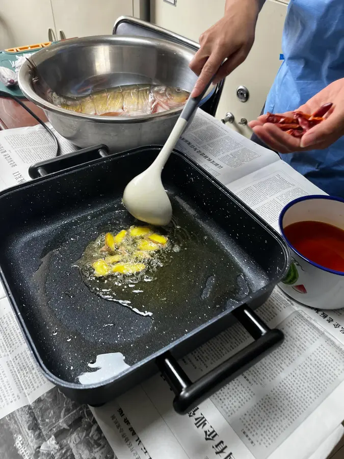 Simmer three scales in sauce step 0