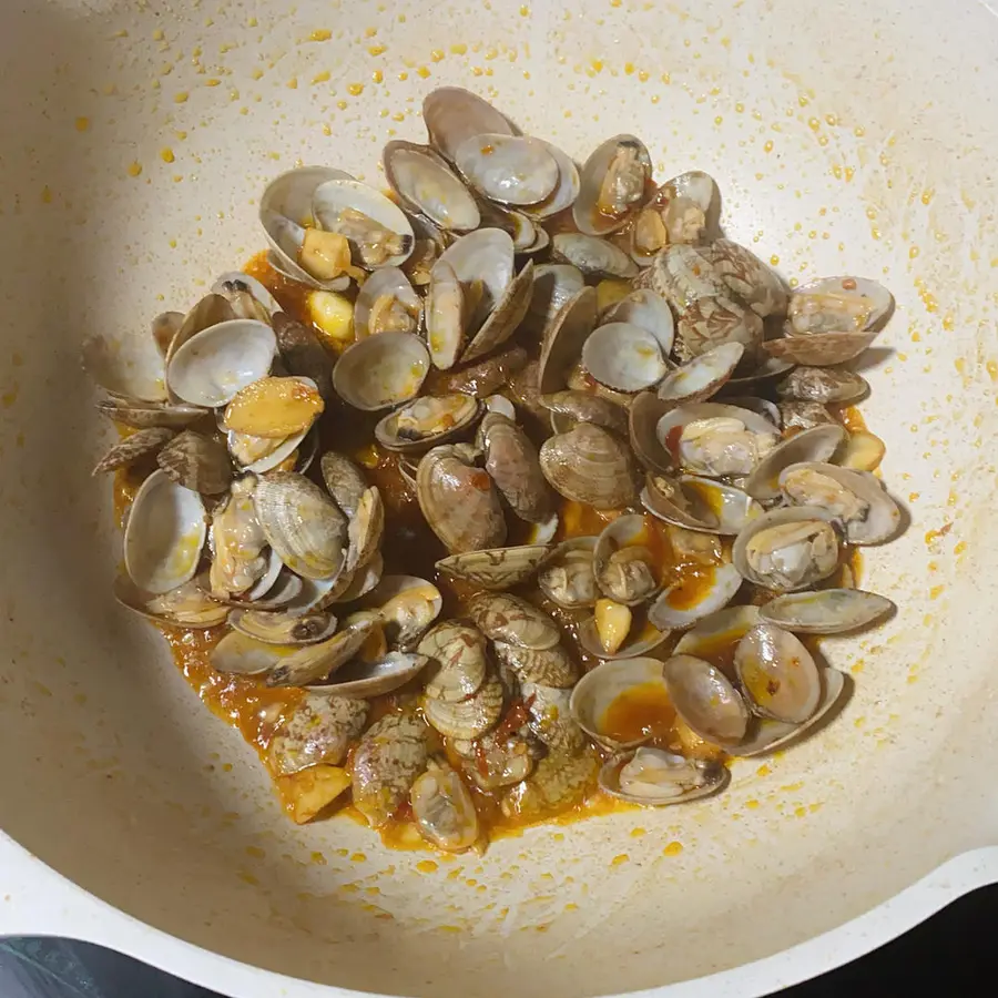 Stir-fry clams step 0