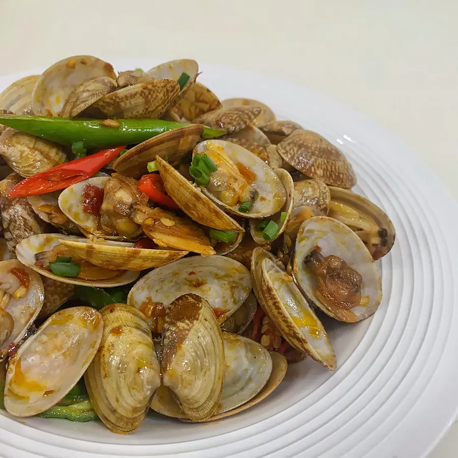 Stir-fry clams step 0