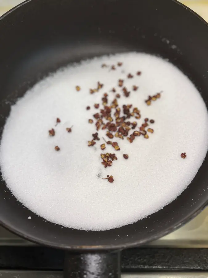 An extremely simple appetizer - shredded salted chicken thighs step 0