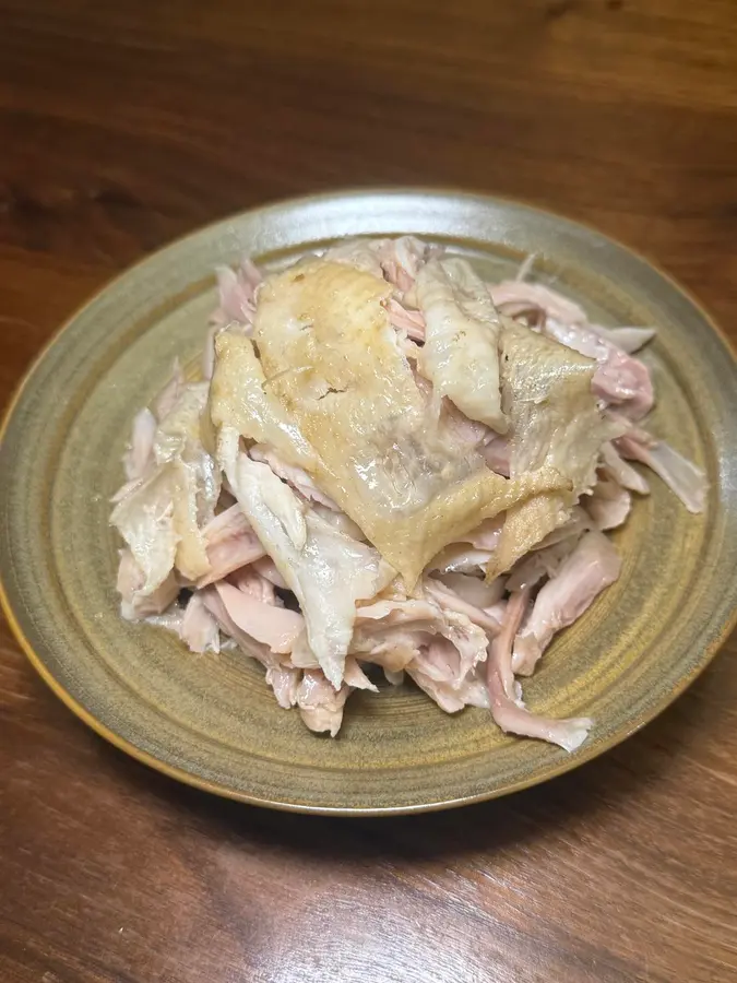 An extremely simple appetizer - shredded salted chicken thighs